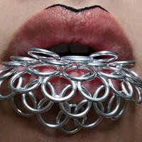 Kreasi lainnya ada pada riasan bibir. Rantai-rantai disatukan dengan bibir.  Foto: Instagram/Milan Bauranov