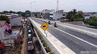 Beberapa pengendara sepeda motor tampak melintasi flyover tersebut.
