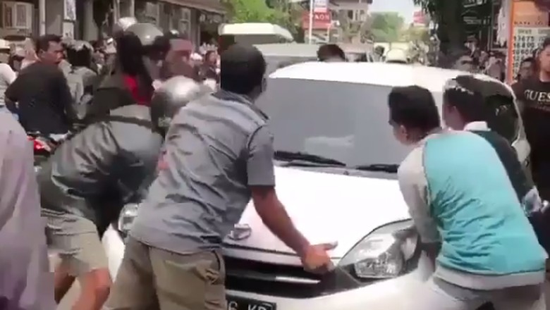 Enteng Banget! Agya Parkir Sembarangan Digotong Warga Bali