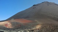 Pulau Fogo, Cape Verde terdiri dari satu gunung berapi berwarna hitam. Di dalam kawah utamanya ada serangkaian tujuh kawah yang lebih kecil, masing-masing letusannya berbeda-beda menurut catatan sejarah (CNN Travel)
