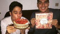 Dua pria tampan sedang menikmati cake strawberry nih. Menurut kamu, Marcel dan Mischa, mirip nggak? Foto: Instagram marcelchandra