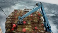Bukan sekadar kurungan biasa, inilah bentuk crab pot yang dipakai. Menaruh crab pots tak menjamin kepiting bisa langsung didapat. Bisa saja crab pots tetap kosong meski sudah ditaruh berhari-hari. Foto: Corey Arnold