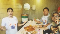 Di Semarang, pemain film Street Society ini mampir makan kepiting. Nggak disangka-sangka, Marcel dan temannya habiskan 3 ekor kepiting sekaligus. Foto: Instagram marcelchandra