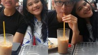 Bersama Kaesang, keduanya terlihat sedang menikmati es teh tarik. Enak! Foto: Instagram @ayanggkahiyang