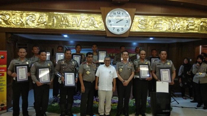 Kapolda Jatim Beri Penghargaan 12 Polisi Berprestasi