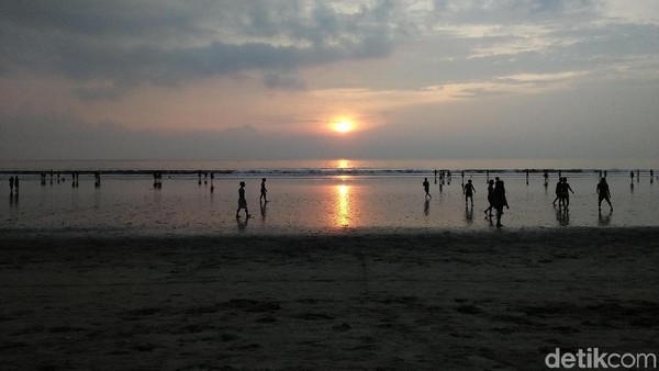 Foto: Sunset Cantik dari Pantai Kuta