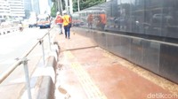 Anies ingin gedung perkantoran di kawasan Sudirman-Thamrin khususnya yang berada di area penataan bisa terbuka. Namun, Anies menegaskan, konsep pembatas gedung terbuka juga dibutuhkan aspek keamanan