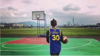 Kebanggaan apa lagi yang bisa dimiliki seorang penyuka basket? Pria pemilik tinggi 183 cm itu juga bisa slam dunk dong. Ini gaya Bolin saat akan melakukan slam dunk. (Foto: Instagram/chenbolin)