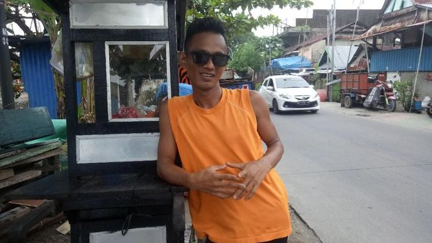 Gaya Nyentrik Rinto, Jualan Bakso Dorong dengan Kemeja Berdasi