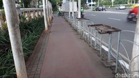 Di beberapa titik trotoar juga akan disediakan kaca khusus di atas saluran pembuangan. Kaca tersebut, menurut Anies, agar warga bisa mengetahui kondisi selokan yang ada di trotoar tersebut.