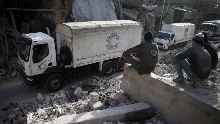 A pick-up truck loaded with humanitarian aid arrives at the besieged town of Douma, Eastern Ghouta, Damascus, Syria March 5, 2018. REUTERS/Bassam Khabieh
