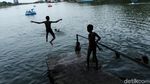 Serunya Anak-anak Berenang di Danau Sunter