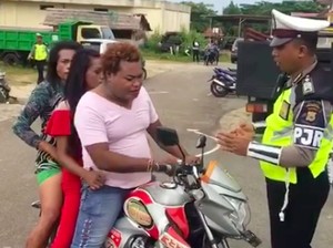 Pak Polisi Tilang Pemotor Ini, Manggilnya Pak atau Mbak?