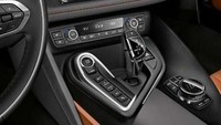 Interior mobil BMW i8 Roadster. BMW i8 roadster memiliki banderol lebih mahal US$ 15.800 dibandingkan BMW i8 Coupe. Artinya BMW i8 Roadster dijual sekitar US$ 163.300 di luar negeri sana. Foto BMW