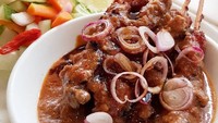 Bukan hanya sambal kacang dan siraman kecap manis saja, sate ayam yang satu ini disajikan dengan taburan bawang merah iris. Biar makin segar, makan bersama acar pendampingnya. Foto sate ini diunggah oleh @meefangtee. Foto: Instagram