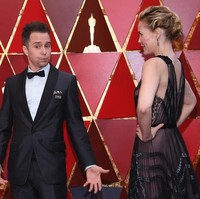 Tampang kocak Sam Rockwell, pememang Best Actor in a Supporting Role, sebelum berpose cantik dengan sang istri Leslie Bibb. Foto: Getty Images