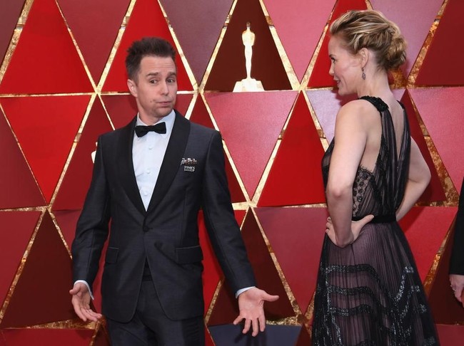 Tampang kocak Sam Rockwell, pememang Best Actor in a Supporting Role, sebelum berpose cantik dengan sang istri Leslie Bibb. Foto: Getty Images
