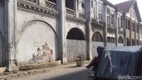 Belum diketahui di mana gerangan becak yang menghiasi mural itu. Pedagang di sekitar lokasi menyebut becak sudah hilang beberapa hari lalu (Foto: Jefris Santama/detikcom)