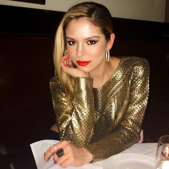 Perempuan cantik yang tinggal di Uzbekistan ini belajar piano sejak usia 6 tahun. Foto: Instagram