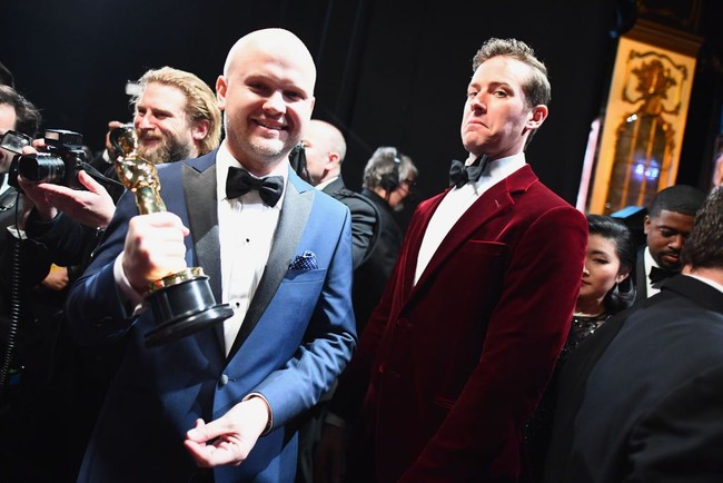 Armie Hammer memasang ekspresi konyol saat difoto bersama David Malinowski, seorang special effect makeup artist peraih piala Oscar 2018. Foto: Getty Images