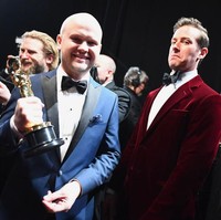 Armie Hammer memasang ekspresi konyol saat difoto bersama David Malinowski, seorang special effect makeup artist peraih piala Oscar 2018. Foto: Getty Images
