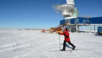Jam kerja di Amundsen-Scott South Pole Station yakni 50 ilmuwan bekerja di musim dingin dan 150 ilmuwan di musim panas. Saat di musim dingin dari pertengahan Februari sampai bulan Oktober, ilmuwan di sana bakal benar-benar terisolasi dengan suhu super dingin dan badai salju setiap harinya (Amundsen-Scott South Pole Station/Facebook)