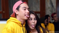 Pose muka jelek Adipati dan Vanesha saat bergaya di depan kamera.