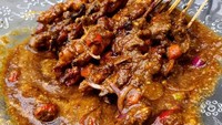 Sate ayam dengan limpahan bumbu kacang yang diunggah netizen @rondut ini sangat menggoda ya. Apalagi di bumbu kacangnya ada irisan cabai rawit merah. Gurih-gurih pedas! Foto: Instagram