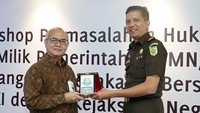 Hadir dalam acara tersebut Direktur Kepatuhan Bank DKI, Budi Mulyo Utomo bersama dengan Kepala Kejaksaan Negeri Jakarta Pusat, Kuntadi saat melakukan penandatanganan kesepakatan bersama di Jakarta. Foto: dok. Bank DKI
