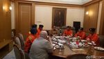 Momen Anies Menjamu Petugas Damkar DKI Makan Siang