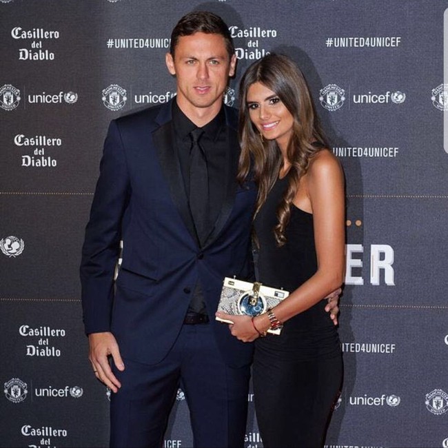 Aleksandra Matic terlihat mendampingi sang suami, Nemanja Matic, menghadiri United for Unicef Gala Dinner di Old Trafford, Inggris pada November 2017. Aleksandra bergaya dengan dress hitam ketat dan membawa tas Dolce & Gabbana Snakeskin Camera Case Bag seharga 3.459 Euro. (Foto: Instagram)