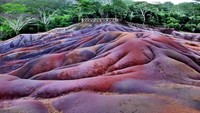 Mauritius terkenal dengan pantai berpasir putihnya. Namun di sudut barat daya pulau ini ada hamparan pasir bergaris tujuh warna, bernama Charamel (CNN Travel)