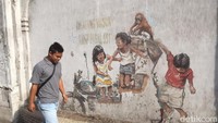 Padahal, mural ini menarik perhatian dan sering dijadikan tempat foto-foto. Ernest Zacharevic sendiri terkenal sebagai pelukis jalanan yang sudah melukis mural di berbagai kota di dunia.