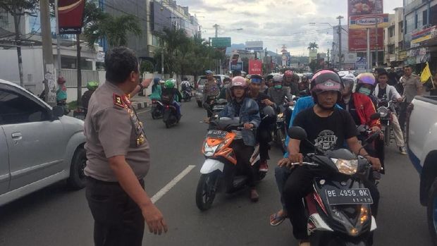 Aksi Spontan Kapolda Lampung Atur Lalin yang Macet Imbas Demo