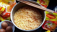 Mie Maggie rasa kari terlihat enak ya. Dimasak dan dimakan langsung dari pancinya dengan sumpit. Wah yummy banget! Foto: Instagram @pkulover
