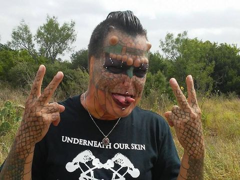 Beragam hasil prosedur modifikasi tubuh terlihat di wajah Eva.