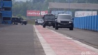 Mobil RI-1 yang membawa Jokowi melintasi Sirkuit Internasional Sentul, Bogor, Jawa Barat, Selasa (6/3/2018)