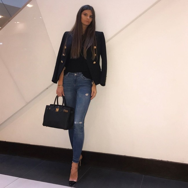 Memiliki suami dengan gaji mencapai US$ 4,9 juta per tahun, tidak mengherankan jika Aleksandra Matic tampil dengan barang high end. Seperti di foto ini dia tampil casual membawa tas Hermes Birkin berwarna hitam seharga Rp 260 juta. (Foto: Instagram)