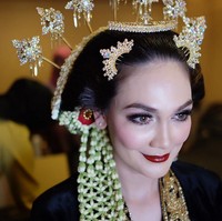 Tampil dengan sanggul khas Solo. Luna tampak begitu ayu meski dengan wajah yang kental blasteran. Kali ini, ia tampil dengan bulu mata palsu dan lipstik merah.  Foto: Dok. Instagram/lunamaya
