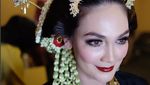 Tampil dengan Riasan Pengantin, Luna Maya Disebut akan Menikah