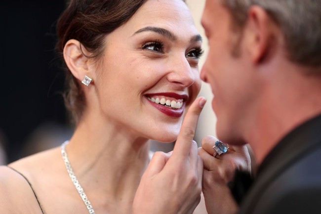 Gal Gadot tampak sedang bercanda dengan suaminya, Yaron Varsano. Foto: Getty Images