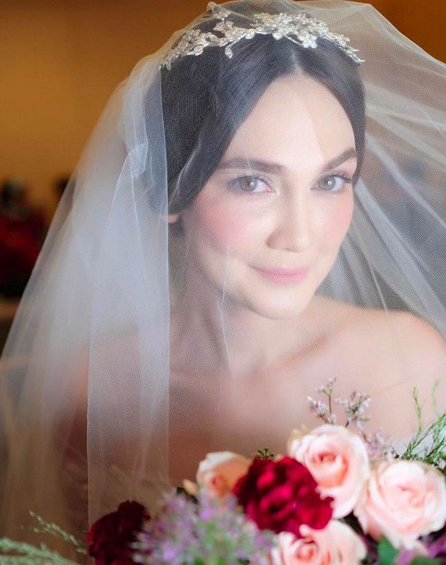 Tampil dengan baju pengantin internasional, Luna Maya tampil bak bidadari. Padahal makeupnya begitu natural. Sang makeup artist mengaku bahwa Luna Maya tidak menggunakan contact lens dan bulu mata palsu.  Foto: Luna Maya (Instagram)