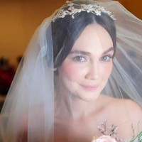 Tampil dengan baju pengantin internasional, Luna Maya tampil bak bidadari. Padahal makeupnya begitu natural. Sang makeup artist mengaku bahwa Luna Maya tidak menggunakan contact lens dan bulu mata palsu.  Foto: Luna Maya (Instagram)