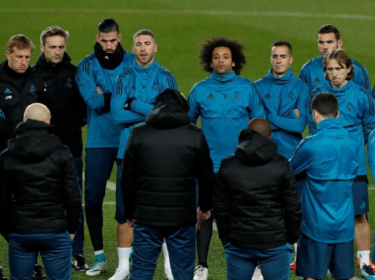 Real Madrid dapat teror dari suporter PSG. Pada foto terlihat El Real tengah berlatih di Parc des Princes (REUTERS/Gonzalo Fuentes)