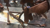 Mereka pun membuat sendiri binatang-binatang aneh tersebut dari besi dan diletakan di bagian belakang rumahnya (loni1718/Instagram)