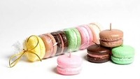Kali ini lilinnya berbentuk macaron. Kue manis asal Prancis ini ternyata tetap tampil manis ketika dibuat dalam bentuk lilin. Bentuknya makin nyata karena lilin ini dibuat warna-warni seperti macaron asli. Foto: Istimewa