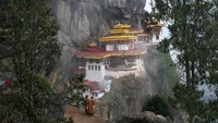 Bhutan telah menerapkan kebijakan pariwisata bernilai tinggi, namun dampaknya dinilai rendah. Turis harus membayar USD 200 atau USD 250 atau setara Rp 2,7-3,4 juta per hari tergantung pada waktunya (dengan biaya tambahan USD 40 atau setara Rp 500 ribu untuk berkelompok atau tunggal) (CNN Travel)