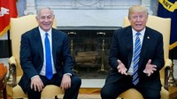 Trump menerima kedatangan Netanyahu di Gedung Putih, Washington DC, pada Senin (5/3) waktu setempat. Foto: AFP PHOTO/MANDEL NGAN