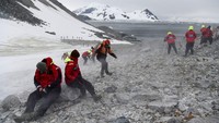 Antartika seringkali digambarkan sebagai gurun terakhir di Bumi. Para pemerhati lingkungan telah lama memperhatikan dampak kunjungan wisatawan ke Antartika (CNN Travel)