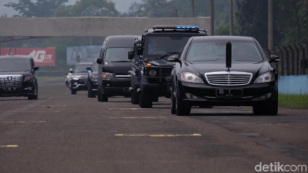 Foto: Saat RI 1 yang Ditumpangi Jokowi Ngetrek di Sirkuit Sentul